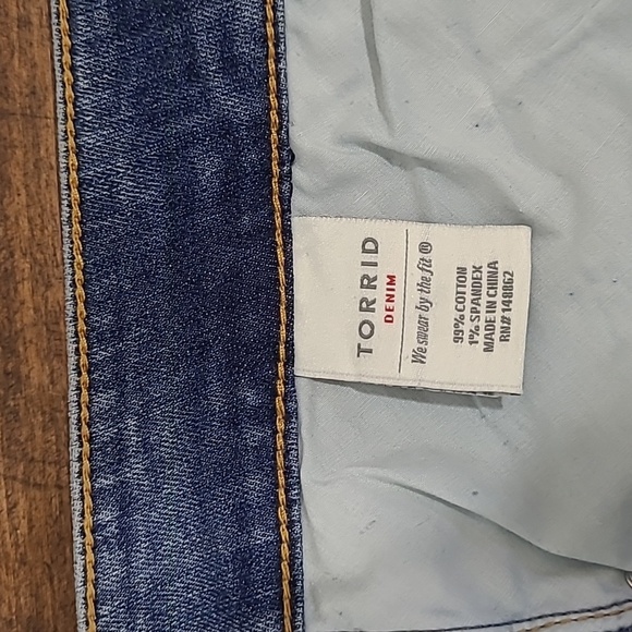 NWT Torrid Jeans Women's sz 30 Boyfriend Rolled Hem Crop Denim Jean - Picture 10 of 14